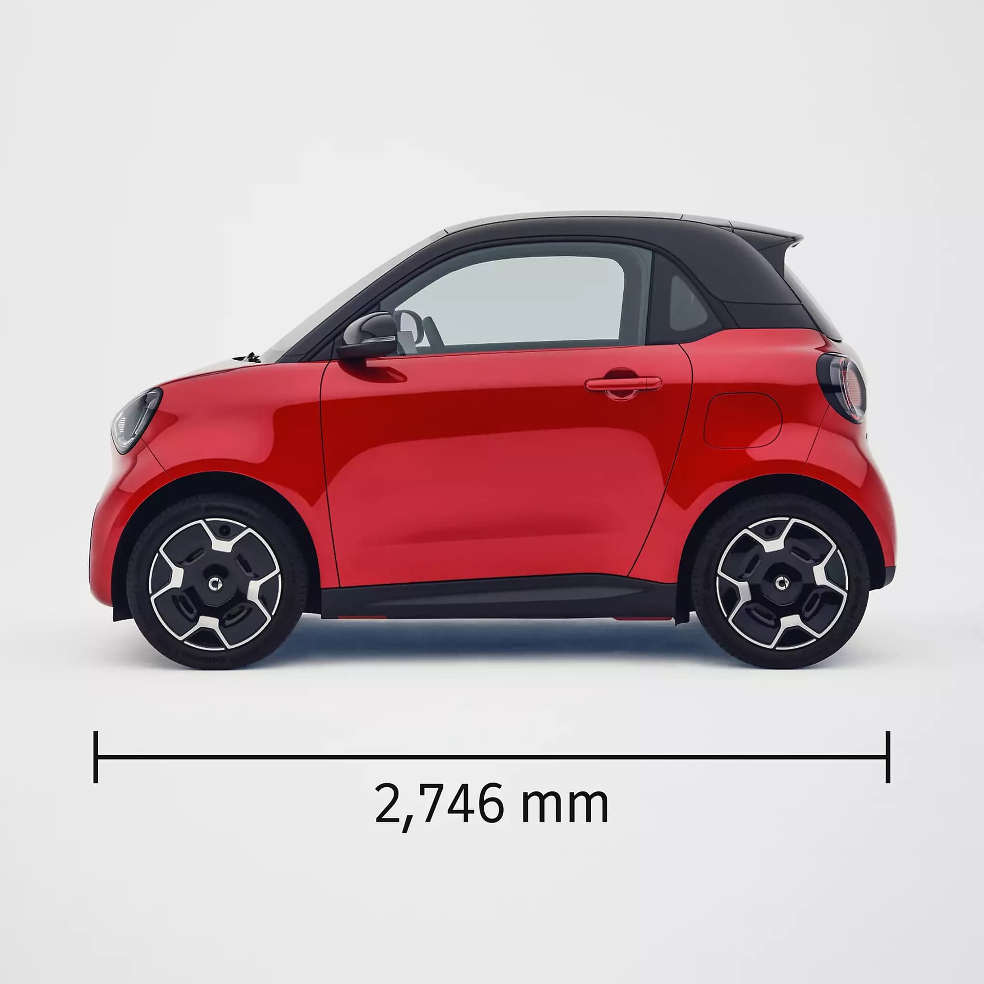 Seitenansicht eines roten smart #2 mit schwarzem Dach und Leichtmetallfelgen, ergänzt durch die Maßangabe der Fahrzeuglänge von 2.746 mm.