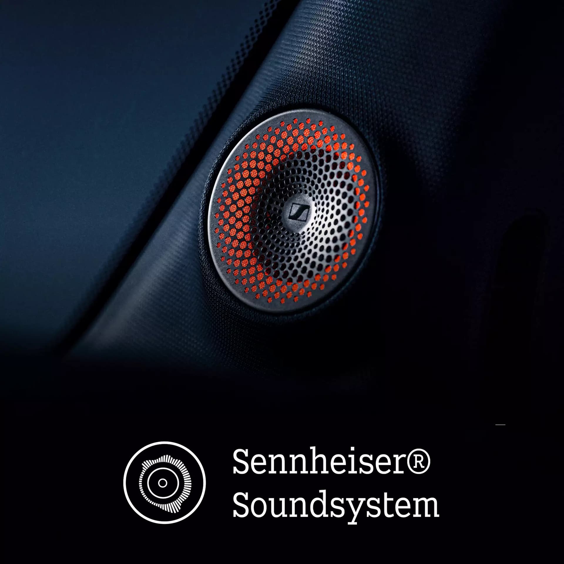 Detailaufnahme eines Sennheiser® Lautsprechers im smart #2 mit orangefarbener Beleuchtung und dem Schriftzug „Sennheiser® Soundsystem“.