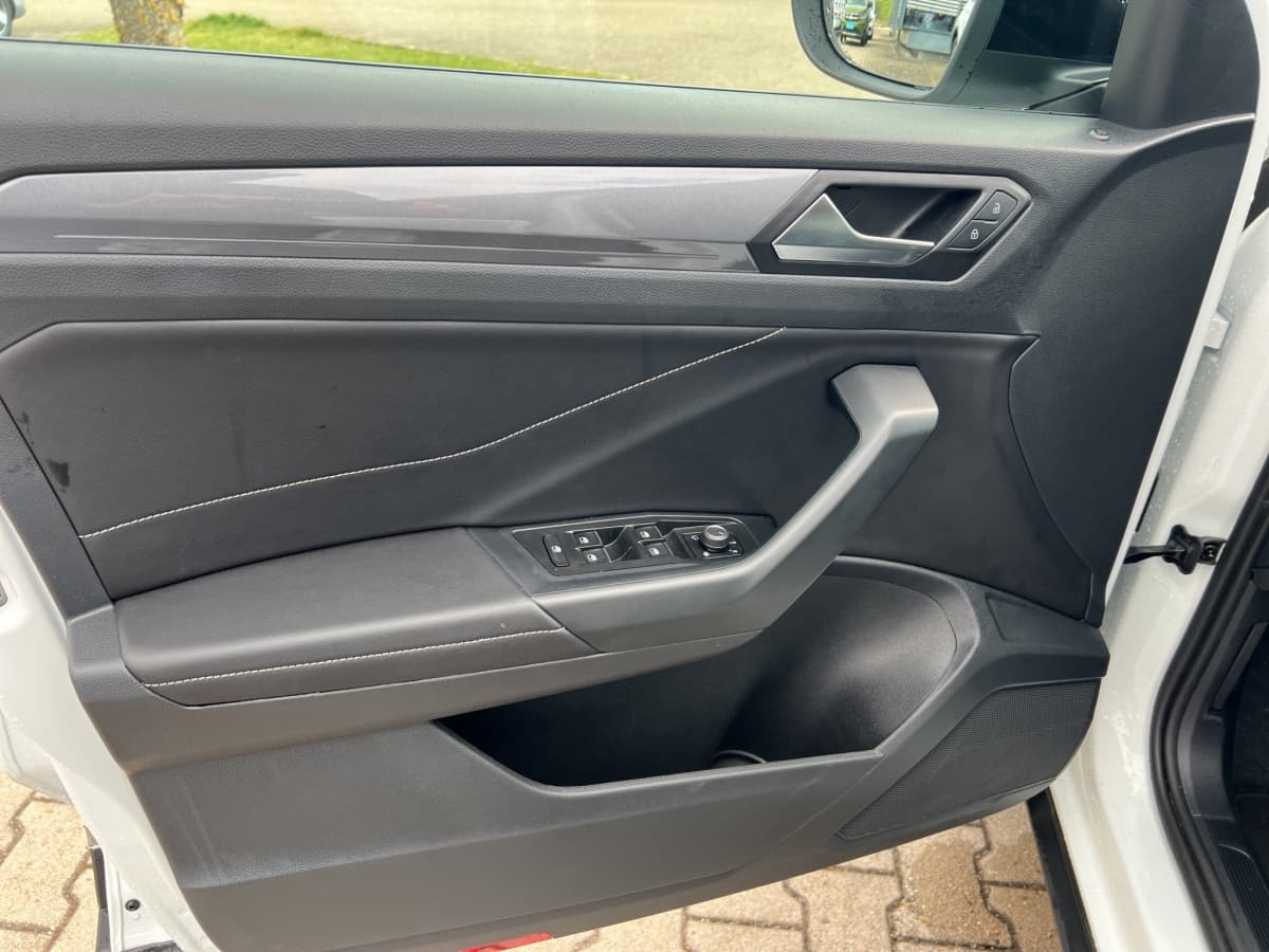 Volkswagen T-Roc Style 1.5 TSI 150 PS DSG AHK NAVI ACC LED Bild 17