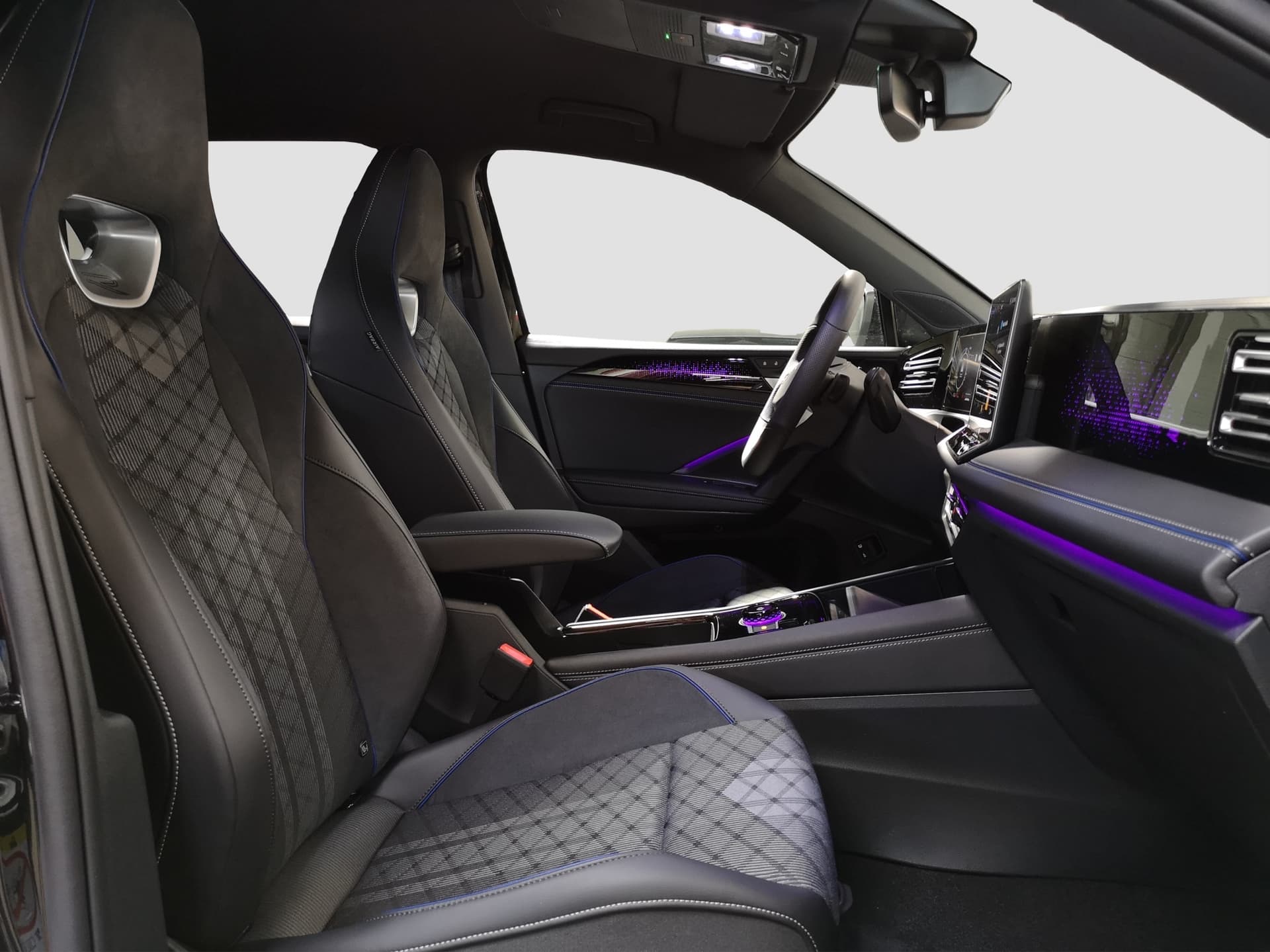 Volkswagen Tiguan R-Line 1.5 l eHybrid OPF / 85 kW (115 PS) 6-Gang-Doppelkupplungsgetriebe DSG Bild 15