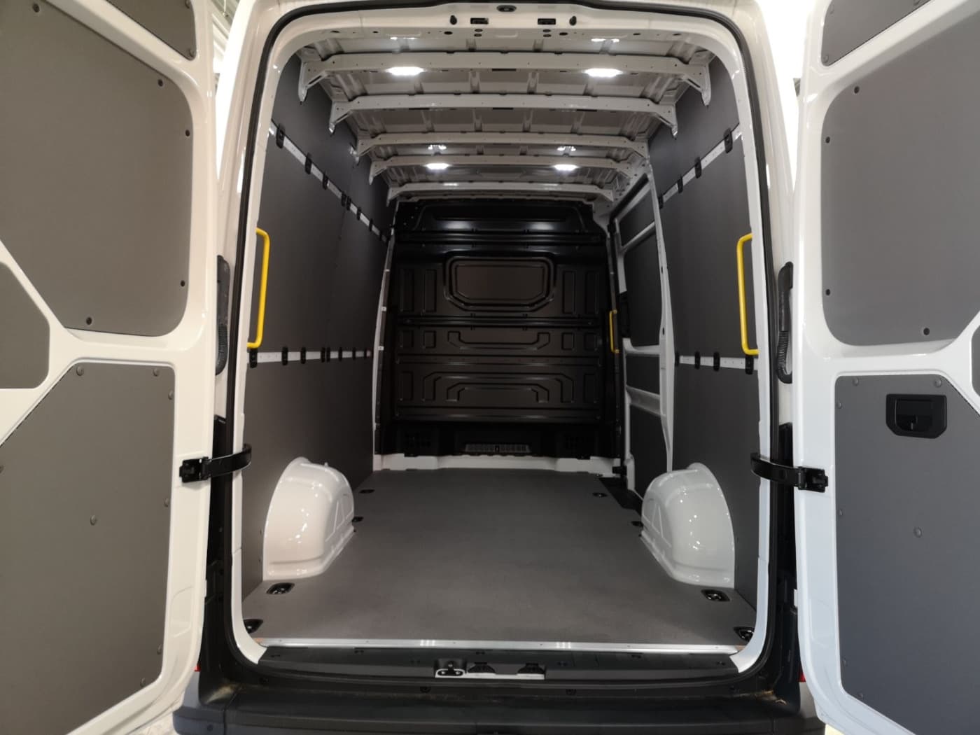 Volkswagen Crafter 35 Kasten Motor: 2.0 l TDI Euro 6d SCR 103 kW  Getriebe: Frontantrieb 6-Gang-Schaltgetriebe Bild 15