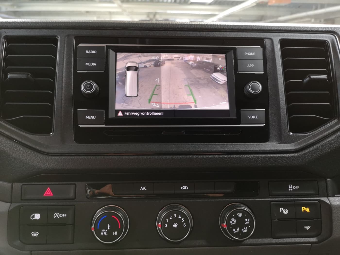 Volkswagen Crafter 35 Kasten Motor: 2.0 l TDI Euro 6d SCR 103 kW  Getriebe: Frontantrieb 6-Gang-Schaltgetriebe Bild 26