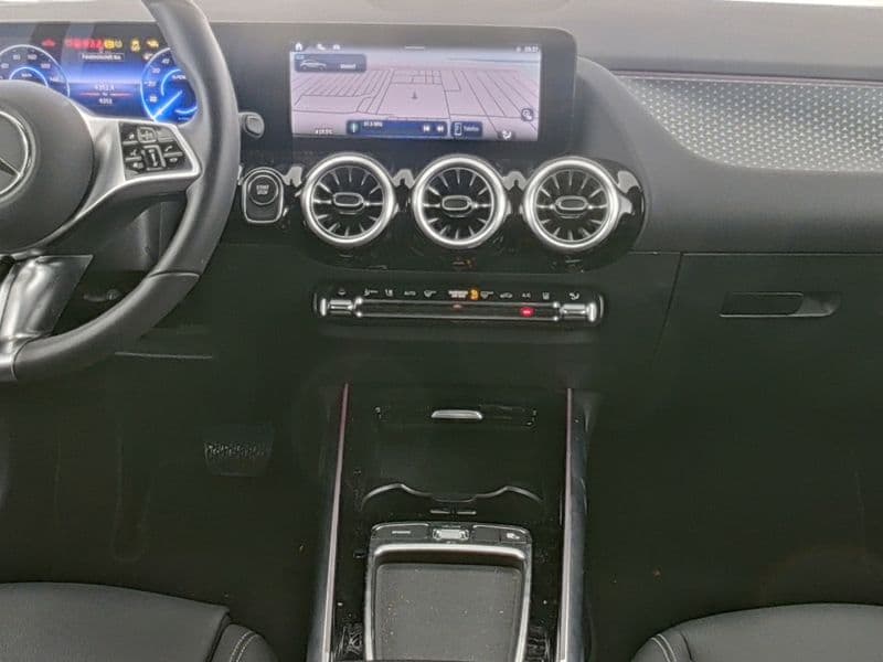 Mercedes-Benz EQA 300 4M Bild 5