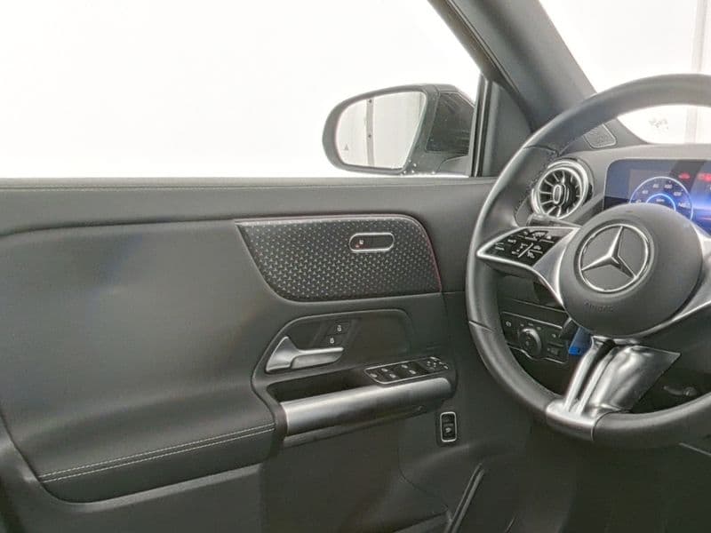 Mercedes-Benz EQA 300 4M Bild 9