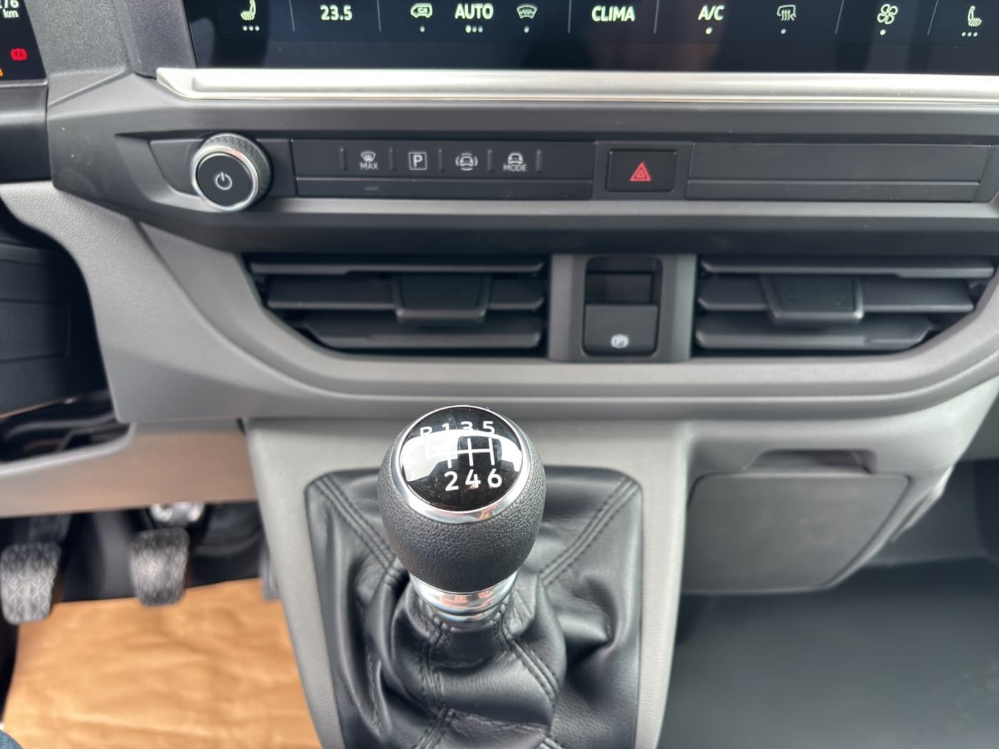 Volkswagen Transporter Kasten 2.0 TDI KR L1H1 Bild 13