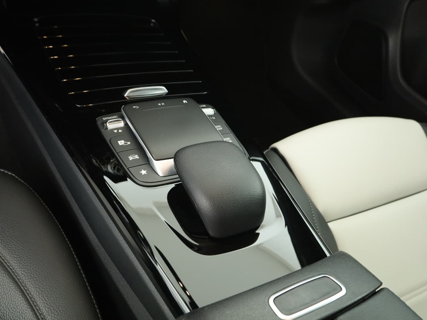 Mercedes-Benz A 250 4M Bild 15