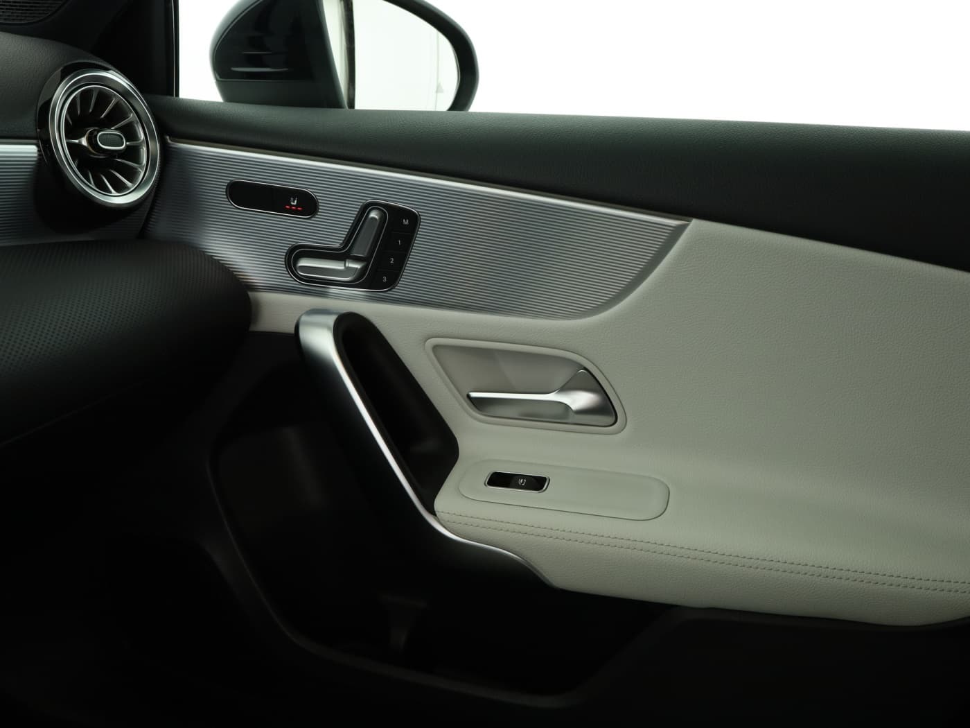 Mercedes-Benz A 250 4M Bild 16