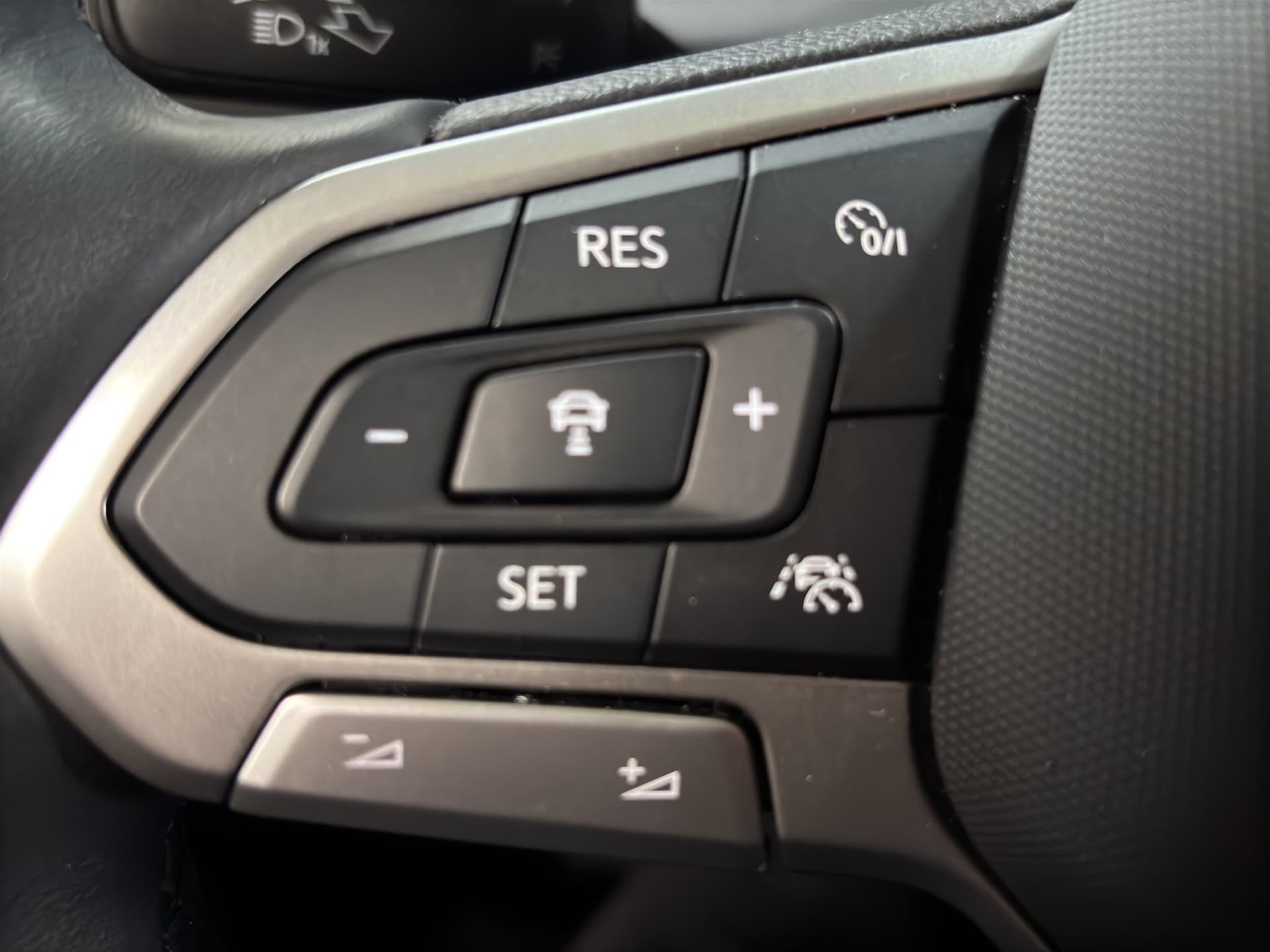 Volkswagen T-ROC Life 2.0 TDI 115 PS NAVI ACC Bild 18