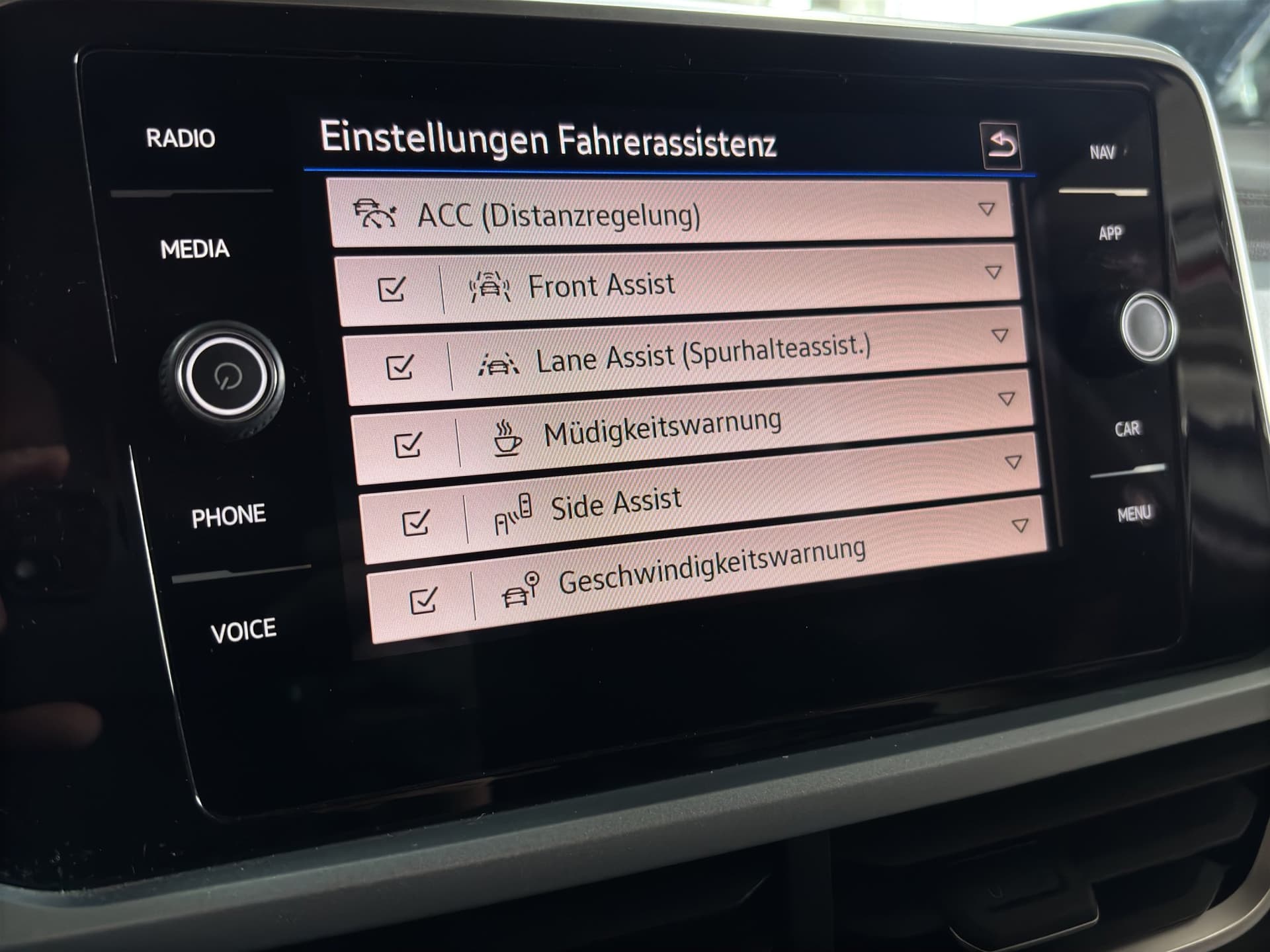 Volkswagen T-ROC Life 2.0 TDI 115 PS NAVI ACC Bild 20