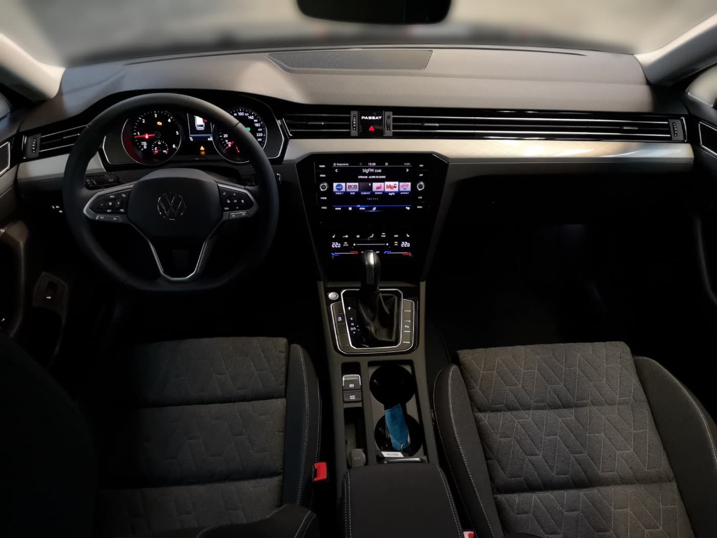 Volkswagen Passat Variant Business 2.0 l TDI DSG Bild 11