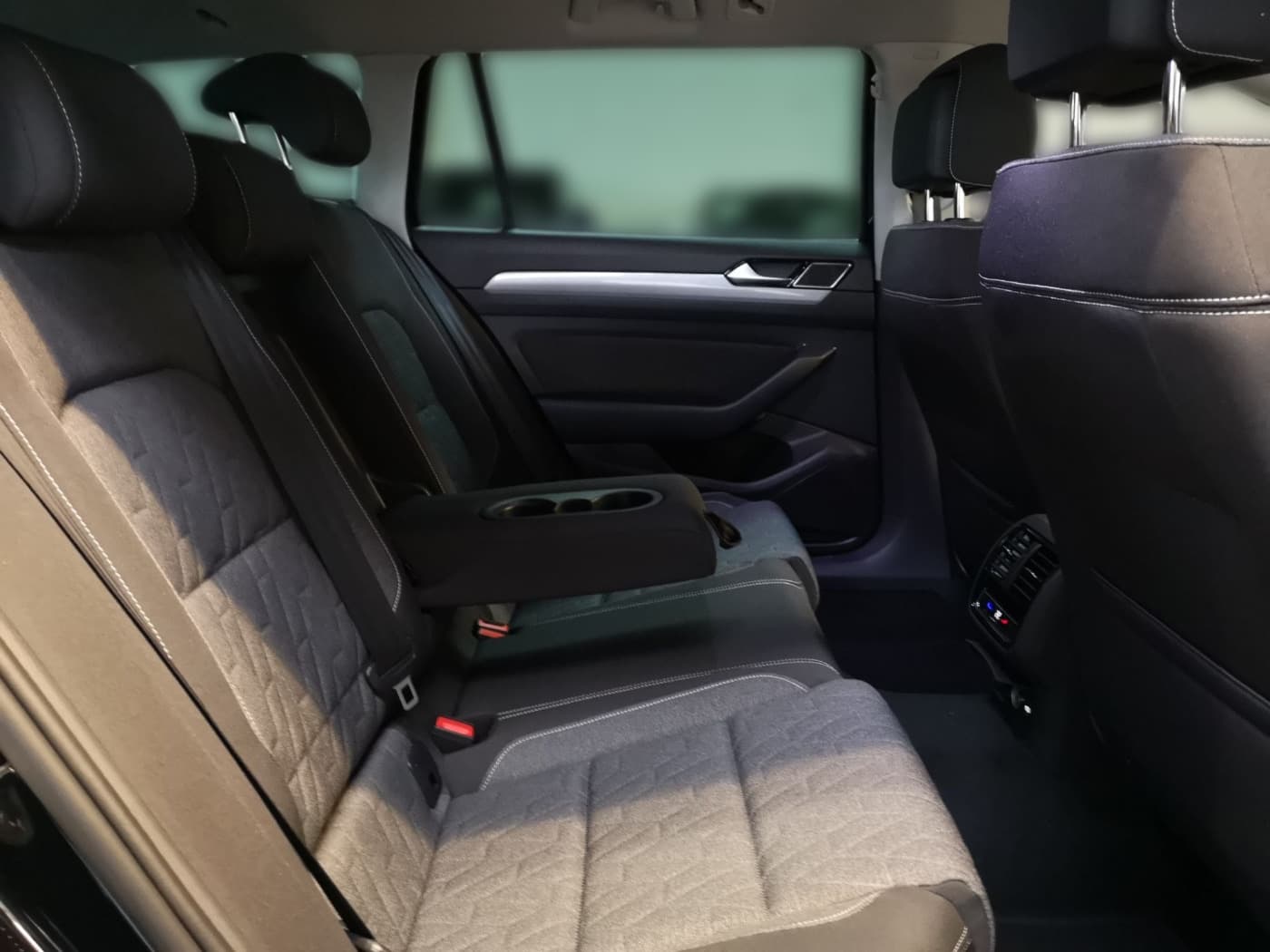 Volkswagen Passat Variant Business 2.0 l TDI DSG Bild 12