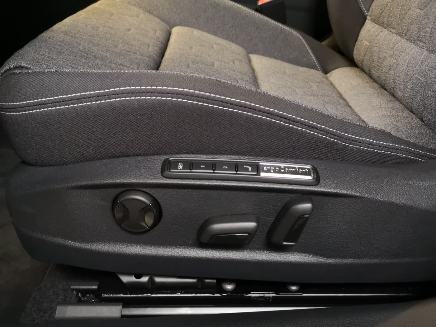 Volkswagen Passat Variant Business 2.0 l TDI DSG Bild 19