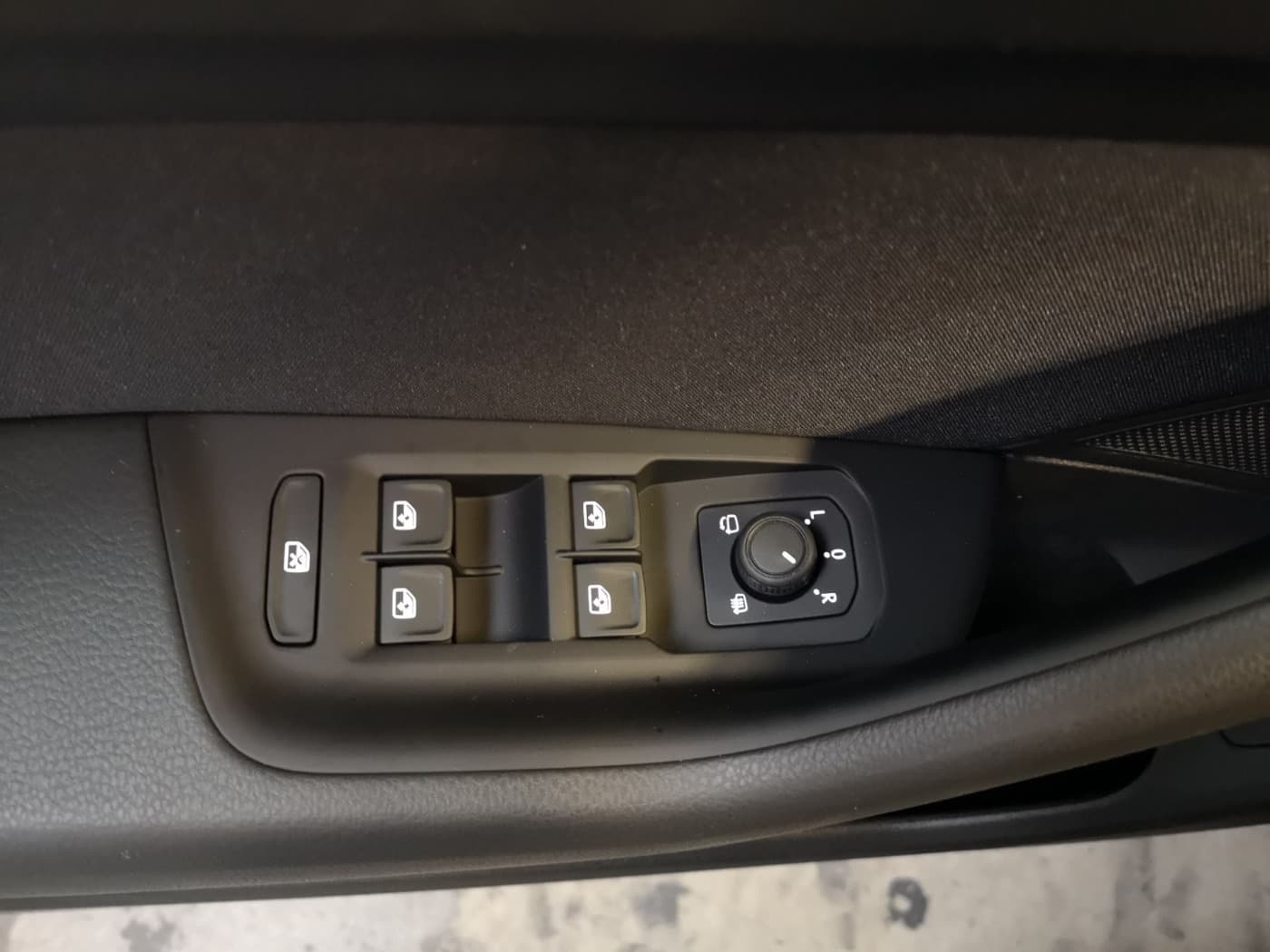 Volkswagen Passat Variant Business 2.0 l TDI DSG Bild 21