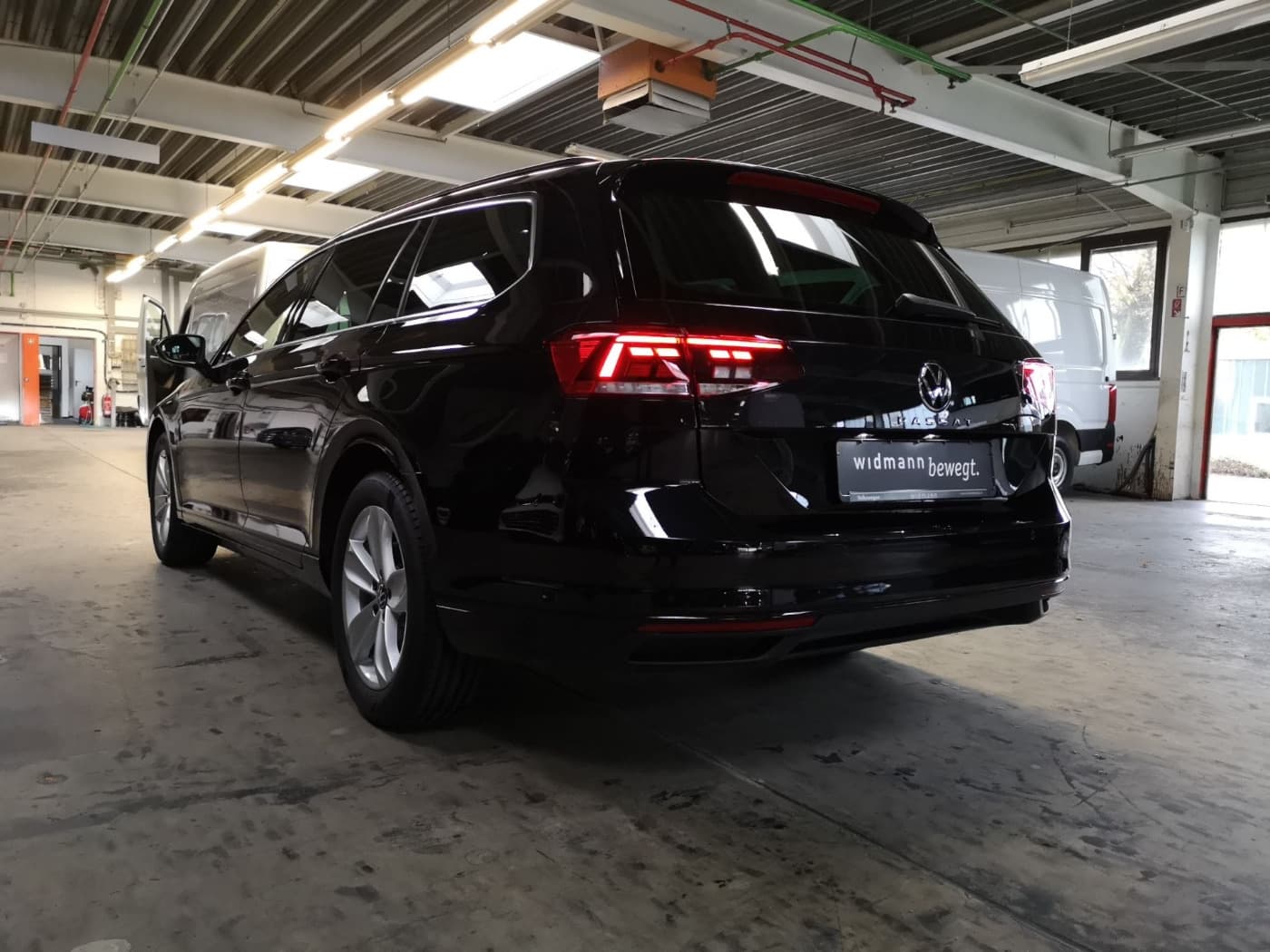 Volkswagen Passat Variant Business 2.0 l TDI DSG Bild 24
