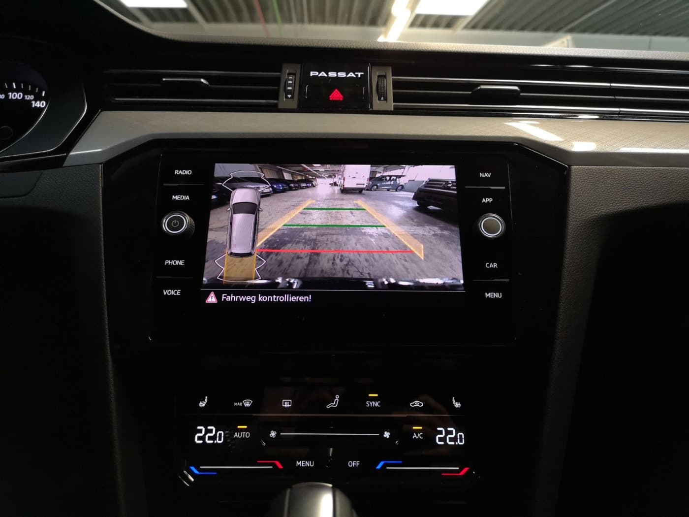 Volkswagen Passat Variant Business 2.0 l TDI DSG Bild 25