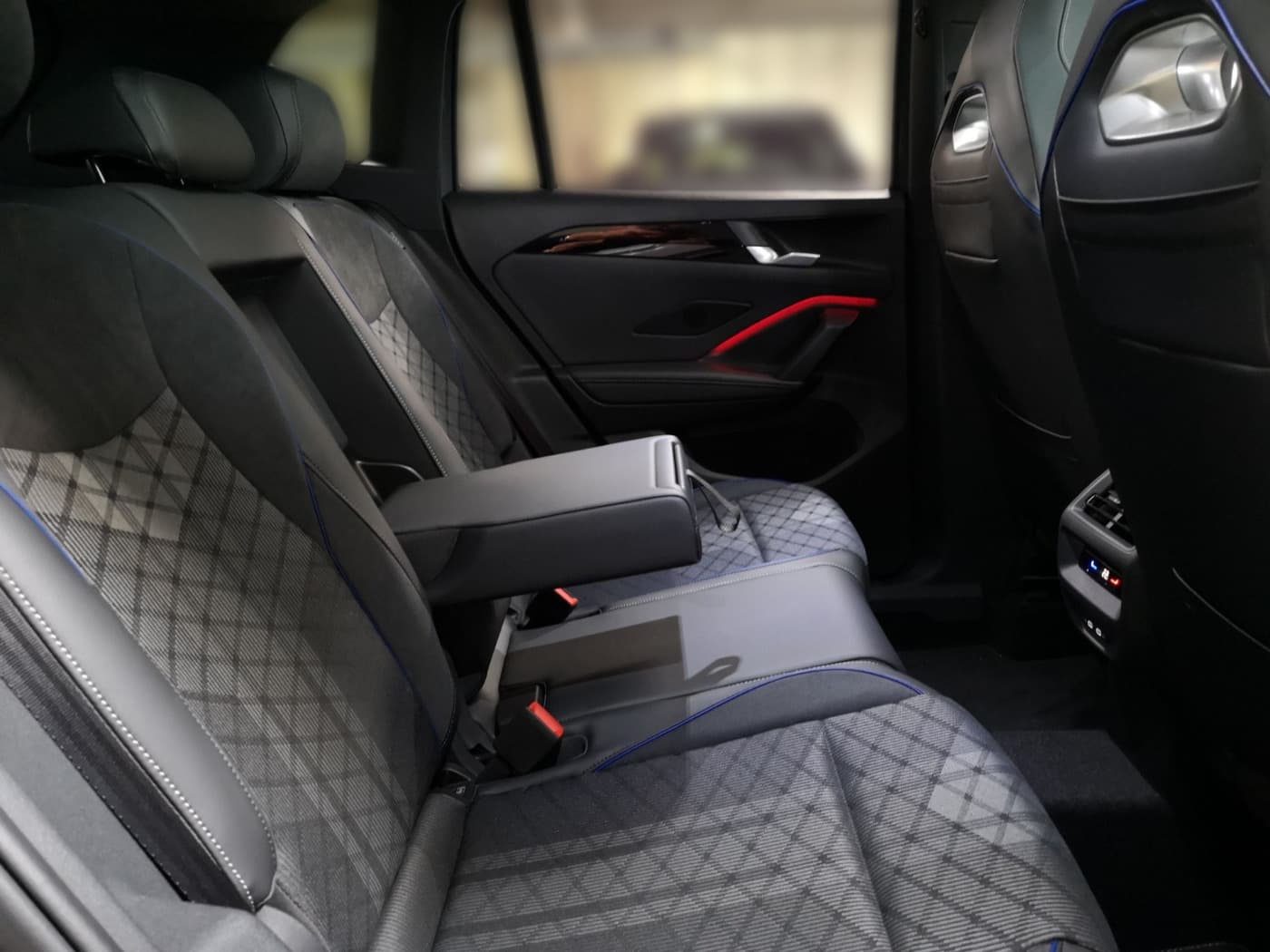 Volkswagen Tiguan R-Line 2.0 l TDI 4MOTION DSG Bild 12