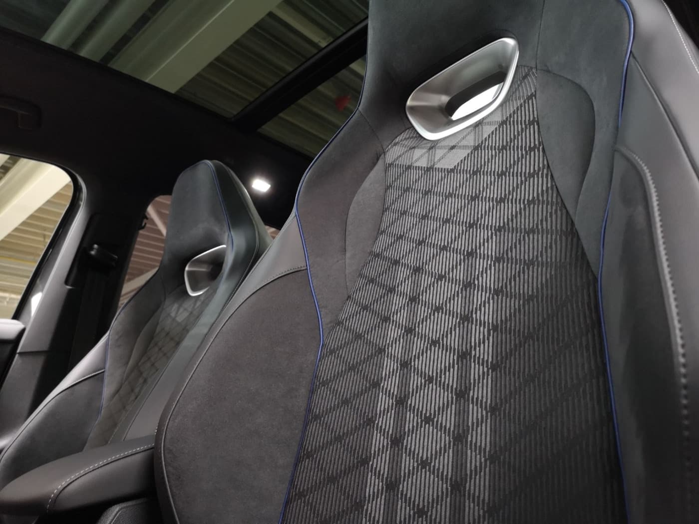 Volkswagen Tiguan R-Line 2.0 l TDI 4MOTION DSG Bild 17