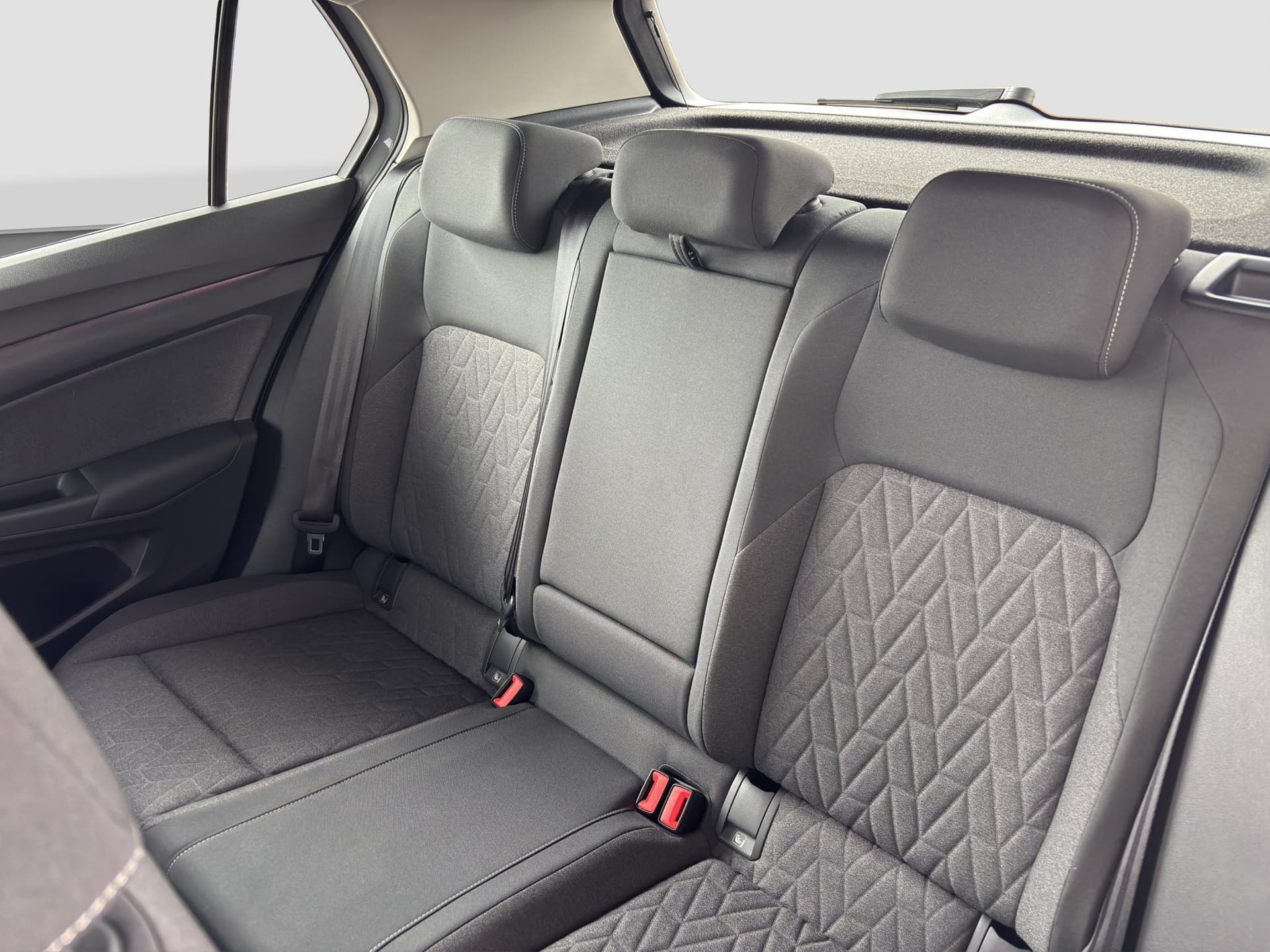 Volkswagen Golf Life 1.5 eTSI 115 PS Automatik Anhängerkupplung App-Connect Bild 14