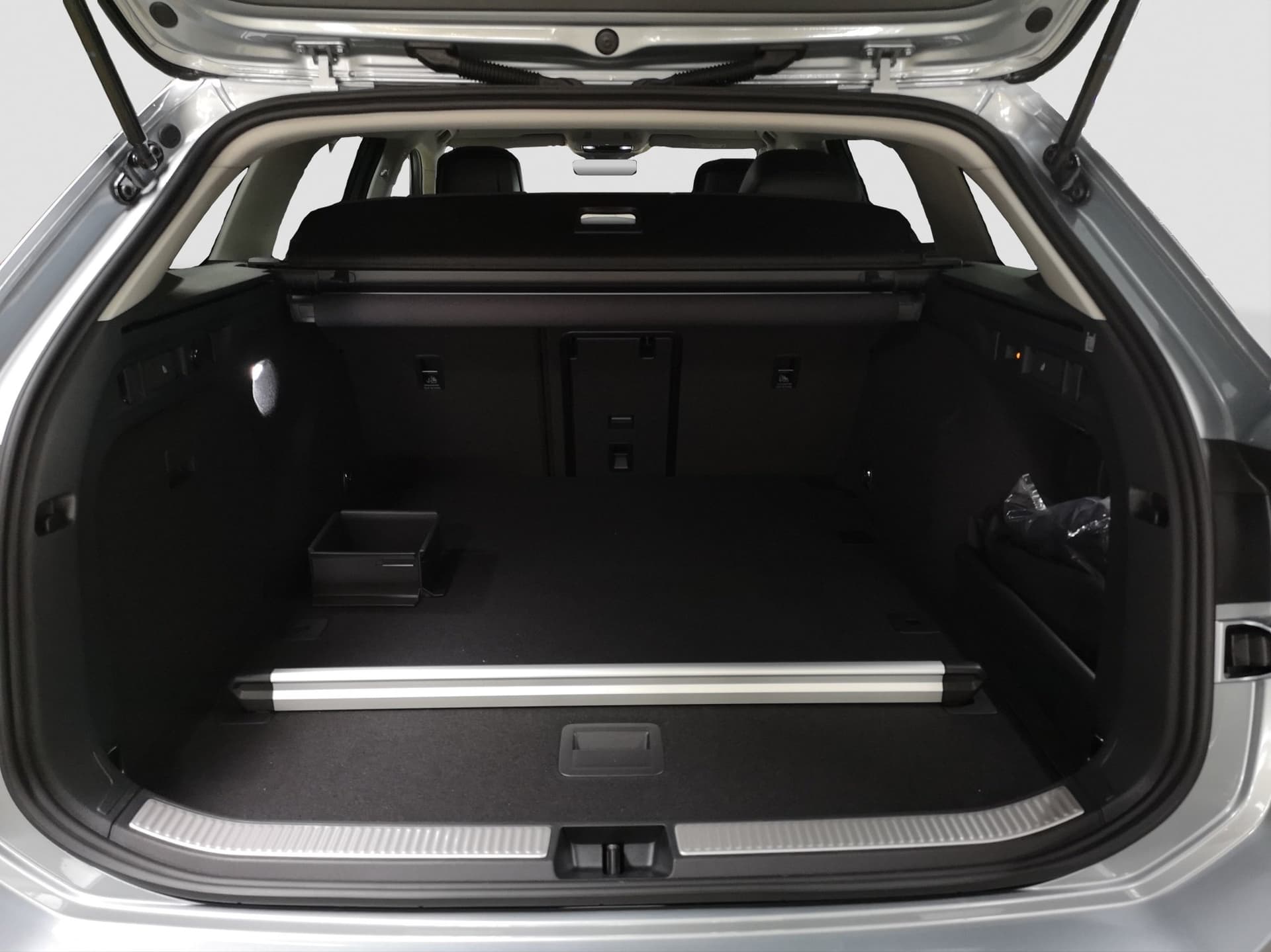 Volkswagen Passat Business 2.0 TDI 150 PS DSG AHK NAVI ACC Bild 19