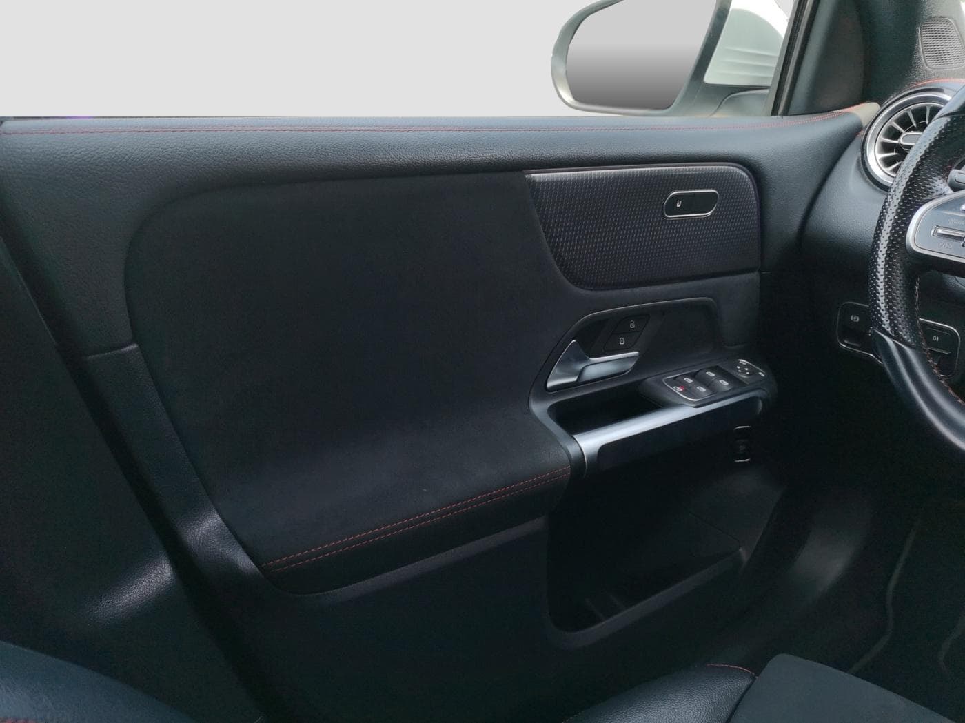 Mercedes-Benz EQB 300 4M Bild 17