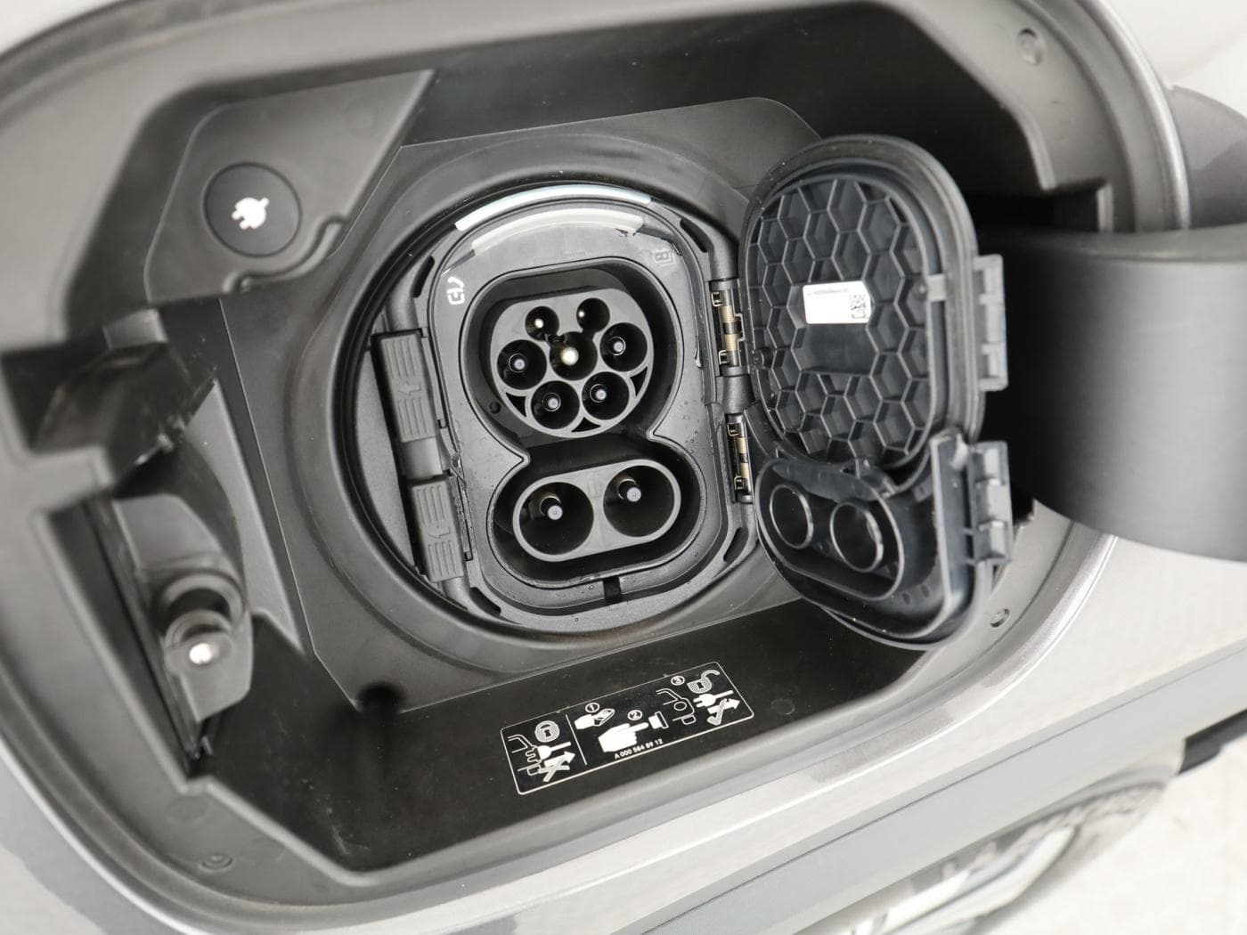 Mercedes-Benz EQA 350 4M Bild 25
