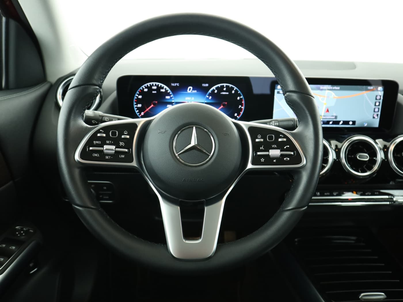 Mercedes-Benz GLA 200 4M Bild 11