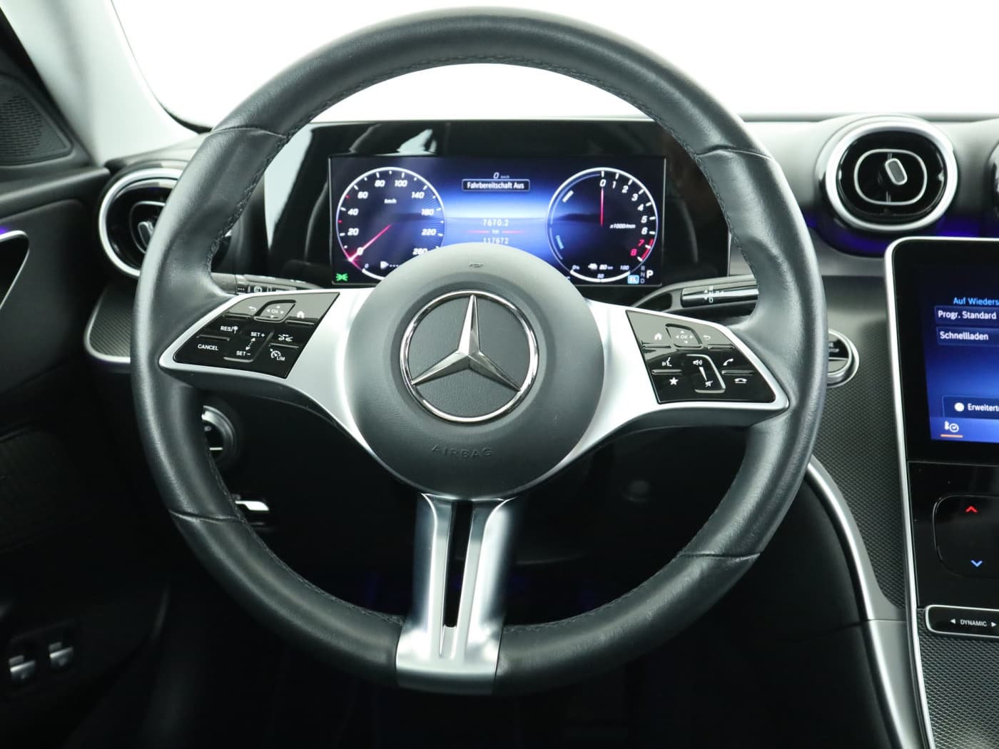 Mercedes-Benz C 300 e T Bild 11