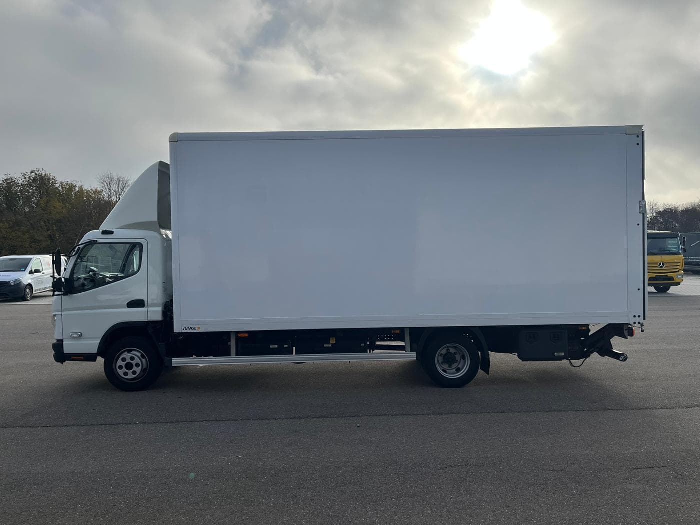 Mitsubishi Fuso Fuso Canter 7C18 AMT Junge Kofferaufbau Bild 2
