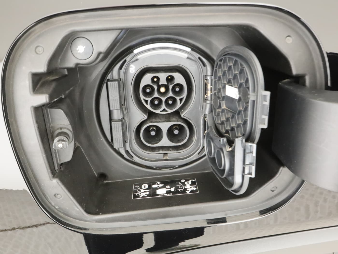 Mercedes-Benz EQB 300 4M Bild 24